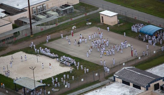 Informe federal reveló graves fallas en el mayor centro de detención migratoria de EE.UU.
