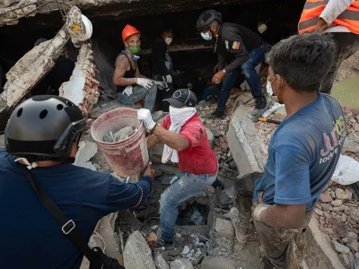 Venezuela rescata a un niño cinco días después de los devastadores terremotos