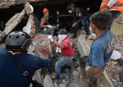 Venezuela rescata a un niño cinco días después de los devastadores terremotos