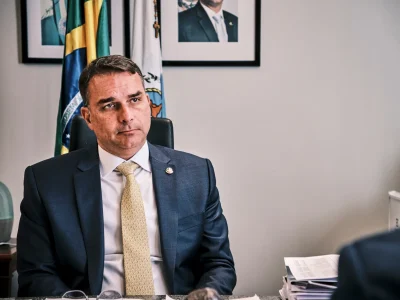Flávio Bolsonaro califica de “represalia” los posibles aranceles de EE. UU. contra Brasil
