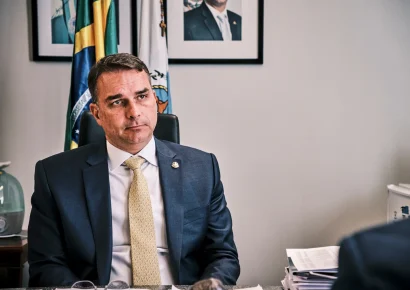 Flávio Bolsonaro califica de “represalia” los posibles aranceles de EE. UU. contra Brasil
