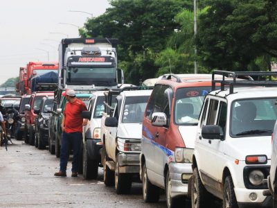 Filas interminables y días de espera por gasolina en Bolivia por bloqueos