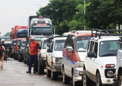 Filas interminables y días de espera por gasolina en Bolivia por bloqueos