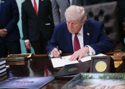 Trump firma orden ejecutiva para vetar modelos de IA