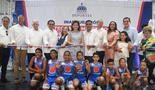 Raquel Peña y Kelvin Cruz entregan techado multiuso al Club Domingo Paulino (CDP)
