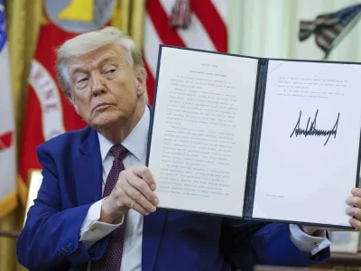 Trump firma orden que facilita despidos de empleados federales