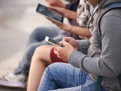 Emiratos Árabes Unidos restringe el acceso a redes sociales para menores de 15 años