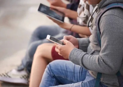 Emiratos Árabes Unidos restringe el acceso a redes sociales para menores de 15 años