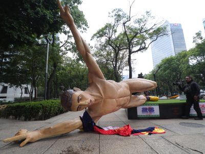 CNTE derriba estatuas y bloquea Reforma en protesta