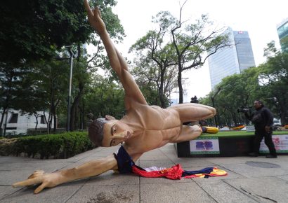 CNTE derriba estatuas y bloquea Reforma en protesta