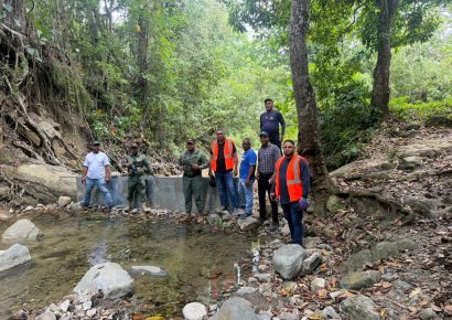 Medio Ambiente desmonta represa ilegal en río Bellaco, Santiago