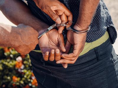 Ministerio Público y Dirección General de Migración arrestan inspector migratorio que exigió un soborno de RD$100 mil a mujer