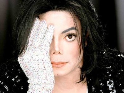 Guantes de Michael Jackson subastados por 113,737 euros en París