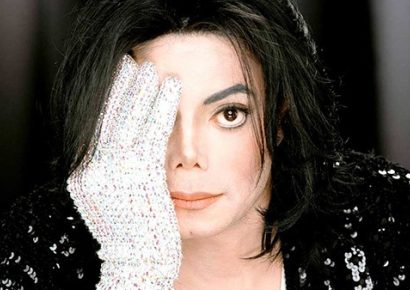 Guantes de Michael Jackson subastados por 113,737 euros en París