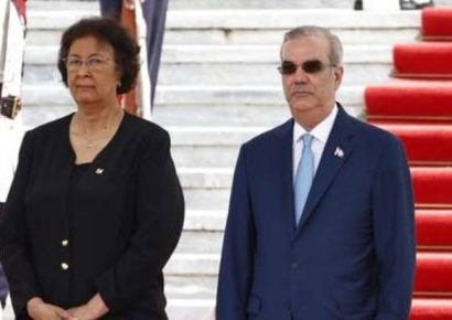 La presidenta de Surinam fue recibida por su homólogo Luis Abinader en el Palacio Nacional para iniciar su visita oficial al país