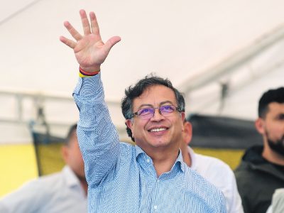 Petro se adelanta y celebra una supuesta victoria de la izquierda en las elecciones de Perú