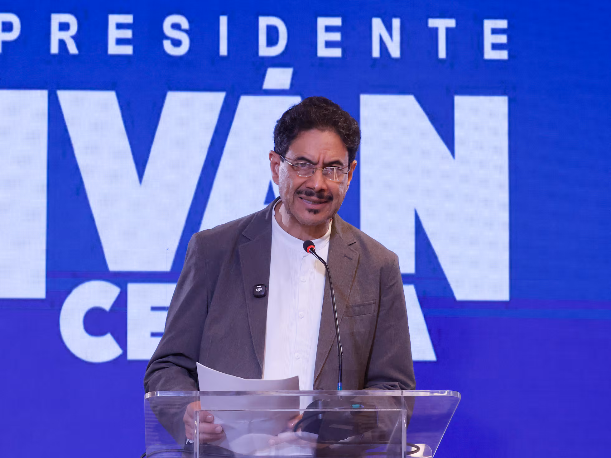 Cepeda presenta certificado médico y desmiente campaña sobre su salud