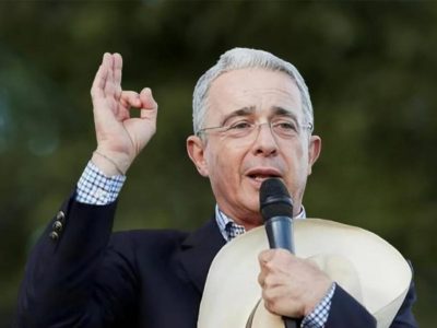 Álvaro Uribe celebra ventaja preliminar de Abelardo de la Espriella y lanza críticas al Gobierno de Petro
