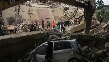 Equipo dominicano localiza sobreviviente en condominio La Estrella