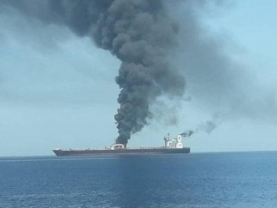 EE. UU. ataca petrolero frente a Omán y rescatan a 24 marineros indios