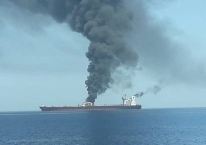EE. UU. ataca petrolero frente a Omán y rescatan a 24 marineros indios