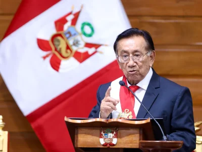 Presidente interino de Perú asegura que entregará el poder en julio “con ejemplo de honradez y limpieza”