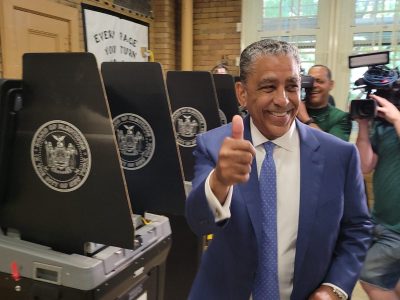 Adriano Espaillat ejerce su voto en NY; destaca proyectos de vivienda, empleo e infraestructura comunitaria