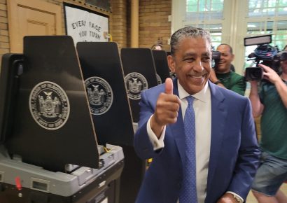 Adriano Espaillat ejerce su voto en NY; destaca proyectos de vivienda, empleo e infraestructura comunitaria