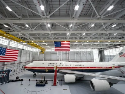 Trump presenta el nuevo avión presidencial Air Force One de lujo donado por Qatar