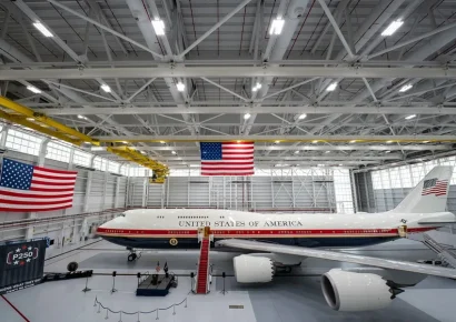 Trump presenta el nuevo avión presidencial Air Force One de lujo donado por Qatar