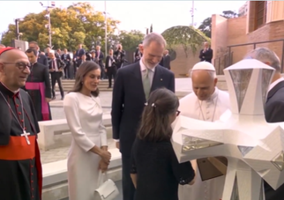 Valentina emocionó a los Reyes y al Papa con su maqueta de la Sagrada Familia