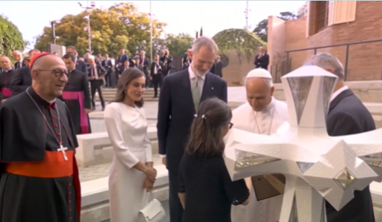 Valentina emocionó a los Reyes y al Papa con su maqueta de la Sagrada Familia