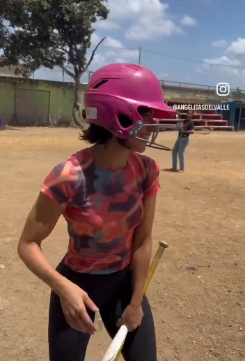 Nashla Bogaert se divierte con las Angelitas de Valle en juego espontáneo