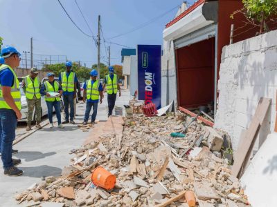 Alcaldía del DN demuele dos bancas de apuestas que operaban irregularmente en aceras