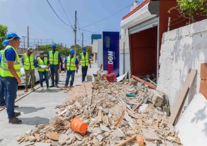 Alcaldía del DN demuele dos bancas de apuestas que operaban irregularmente en aceras