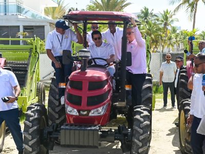 Turismo entrega 30 camiones y equipos a municipios turísticos