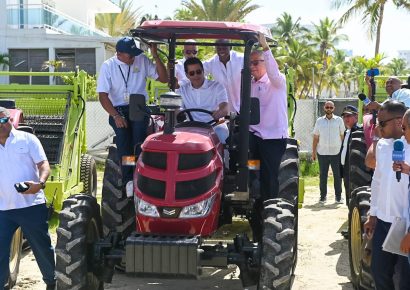 Turismo entrega 30 camiones y equipos a municipios turísticos