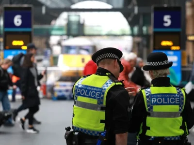Disturbios en Inglaterra dejan once policías heridos tras el asesinato de un estudiante británico