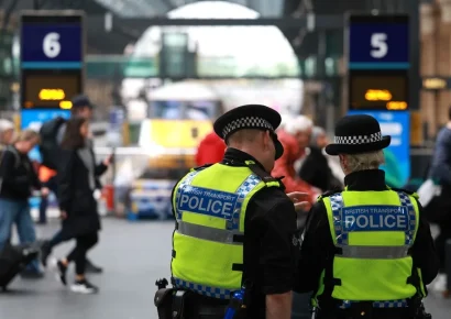 Disturbios en Inglaterra dejan once policías heridos tras el asesinato de un estudiante británico
