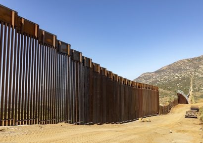 EE. UU. prevé concluir el muro fronterizo con México a finales de 2027