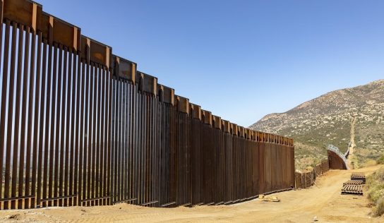 EE. UU. prevé concluir el muro fronterizo con México a finales de 2027