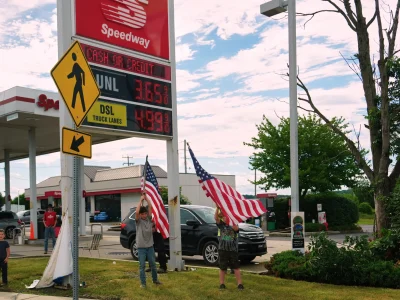 Trump exige bajar precios de gasolina en EE.UU.