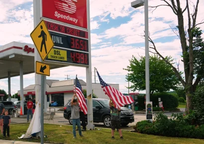 Trump exige bajar precios de gasolina en EE.UU.