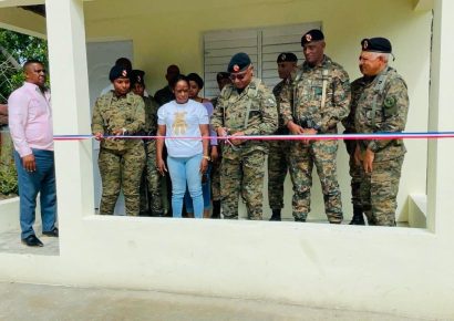 Ejército entregó vivienda reconstruida a dos hermanas militares en San Juan