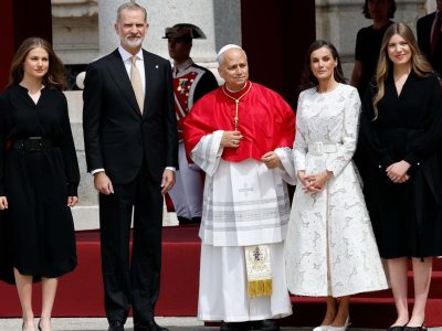 El papa León XIV llega a España | Es recibido con honores en el Palacio Real por el rey Felipe VI y su familia