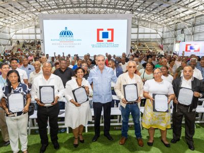 Presidente Abinader entrega 2,322 títulos de propiedad en sectores del Distrito Nacional