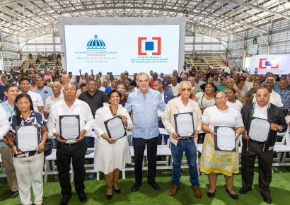 Presidente Abinader entrega 2,322 títulos de propiedad en sectores del Distrito Nacional