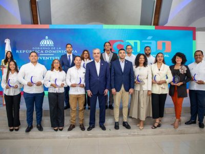 Abinader exhorta a la juventud a defender la ética y asume como presidente del Sistema Nacional de Ética Juvenil