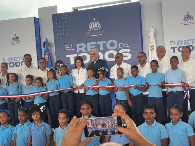 Gobierno realiza jornada de entrega de techado deportivo y equipos tecnológicos en Monte Plata