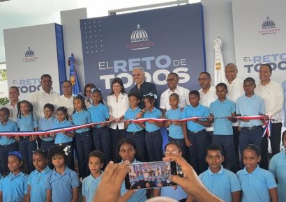 Gobierno realiza jornada de entrega de techado deportivo y equipos tecnológicos en Monte Plata